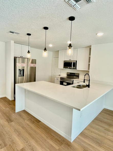 Building Photo - 405 St Johns Ln