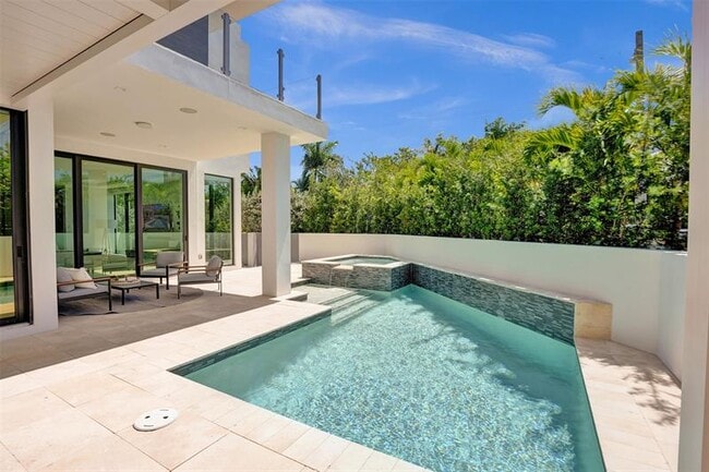 Building Photo - 1111 SE 9th Ave