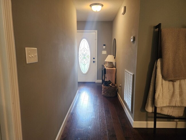 Building Photo - Knoxville 37920 - 3 bedroom 2 bath - call ...