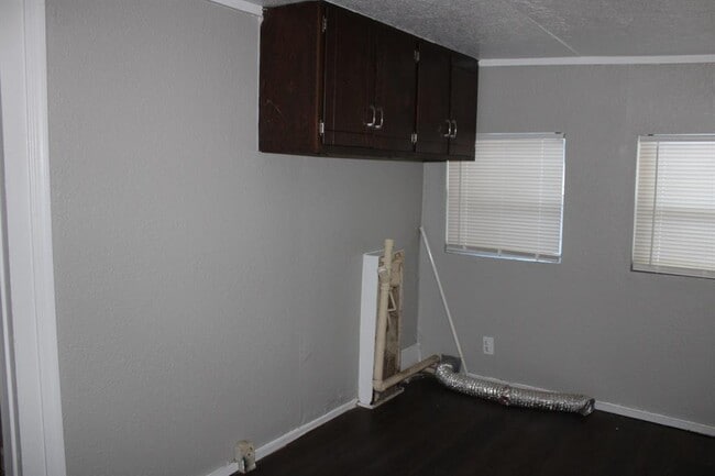 Building Photo - 1712 Thompson Dr