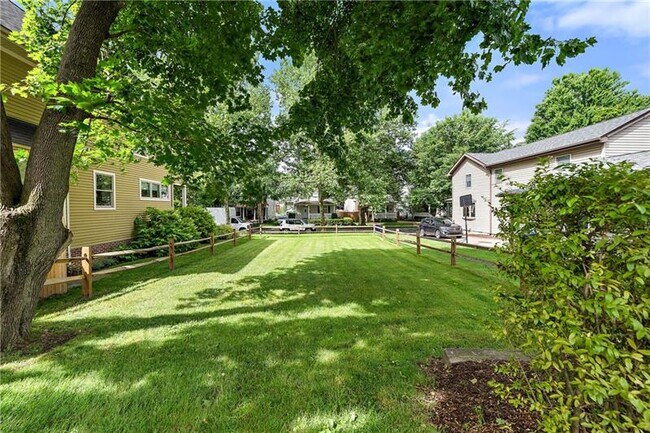 Building Photo - 318 Sprott Way