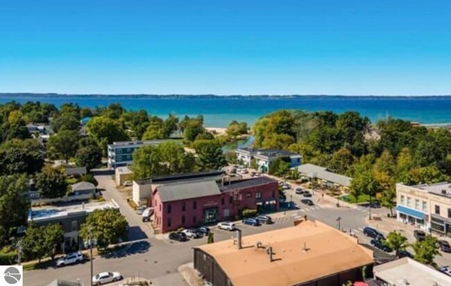 Building Photo - 201 River St