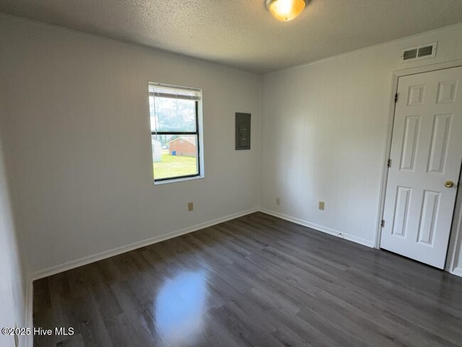 Building Photo - 212 Zack Cir