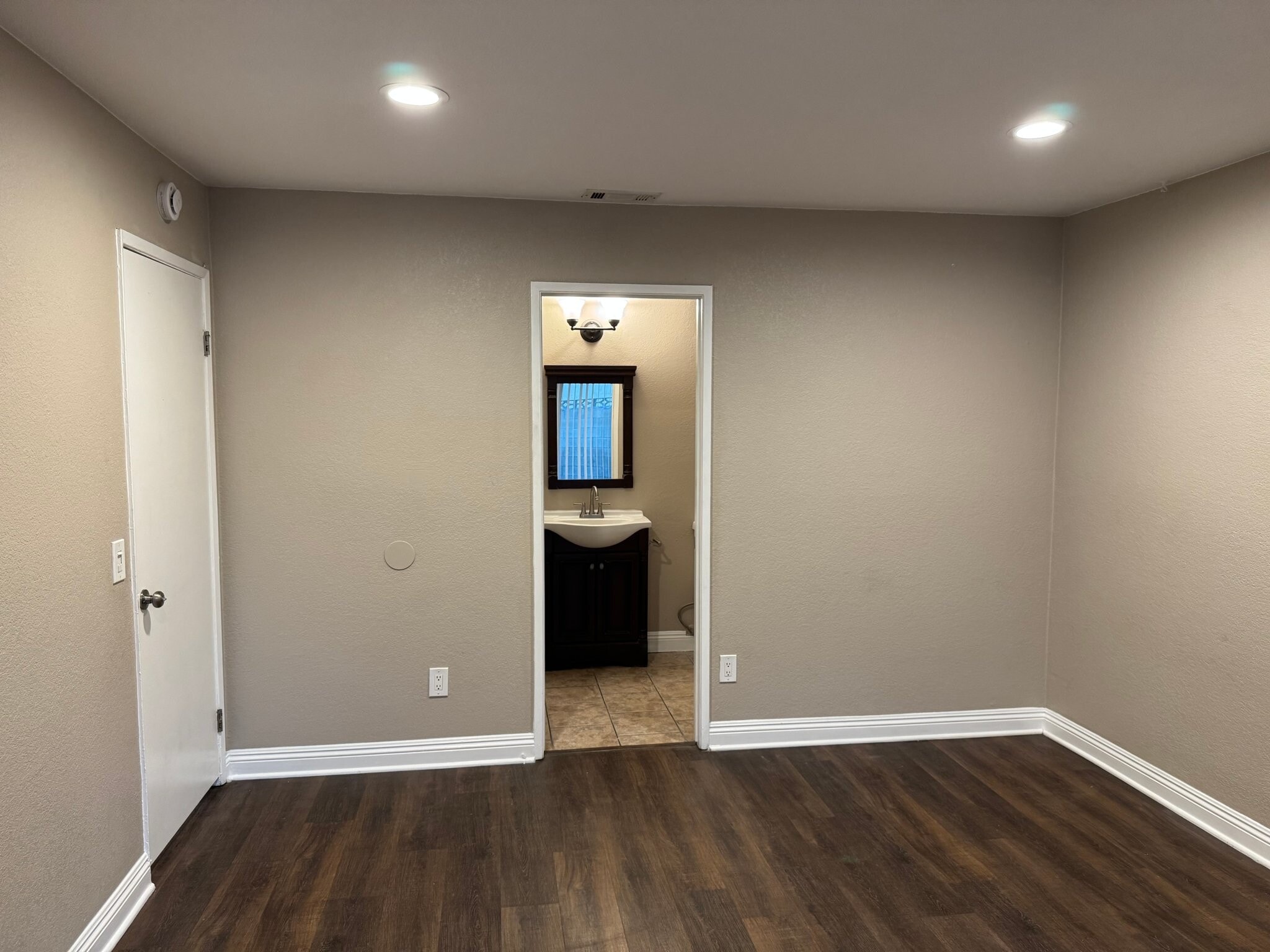 Building Photo - 15840 Rainbow Dr