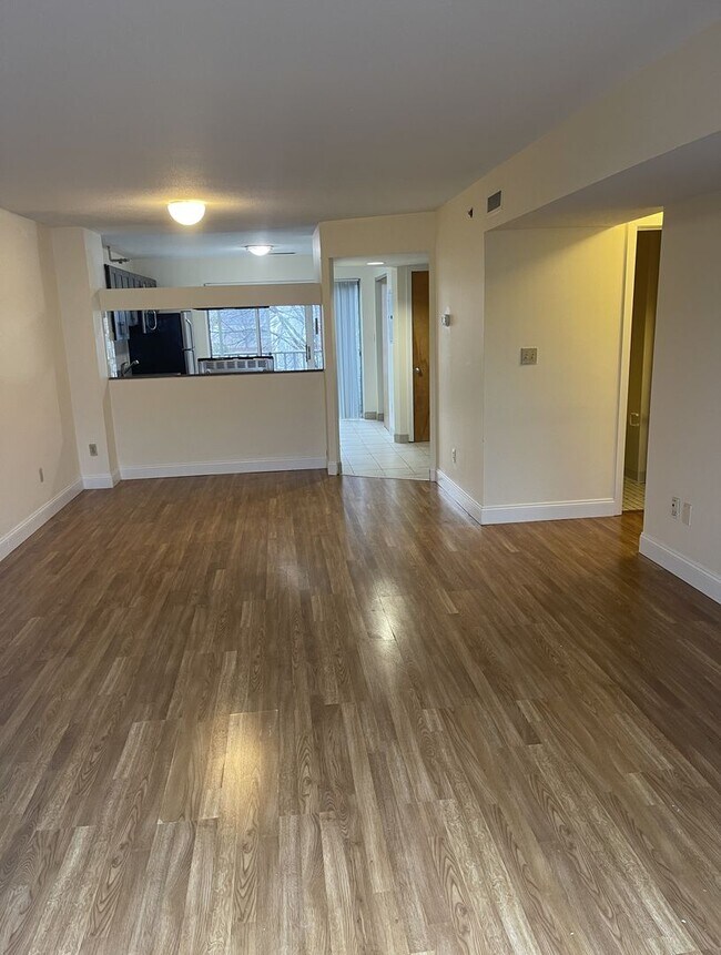 Building Photo - 3-Bed with AC & 1.5 Bath *Boston Landing * Top Floor * SEPT