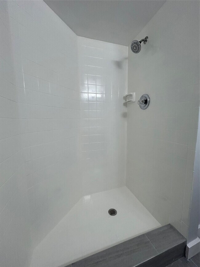 Building Photo - 211 Lake Pointe Dr