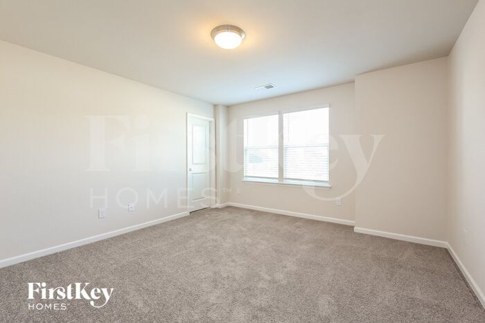 Building Photo - 558 Hillpark Ln