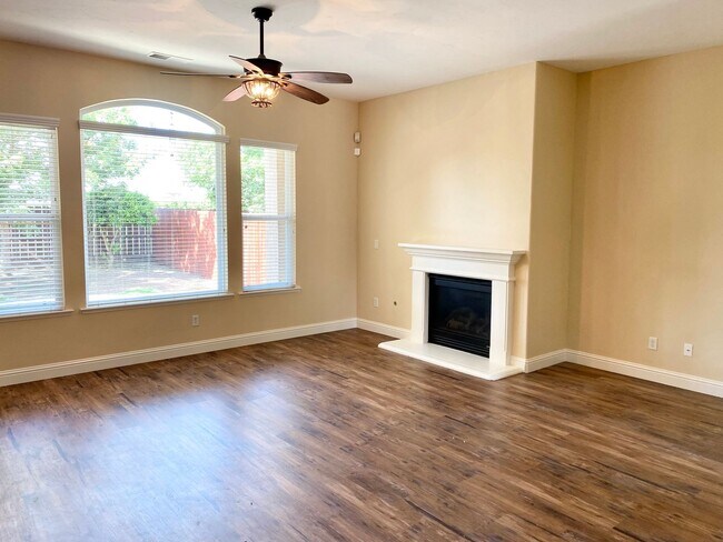 Building Photo - Custom North Fresno 4/3