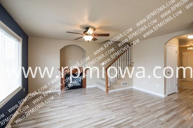 Building Photo - 495 SE Sagewood Cir