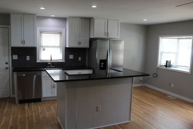 Building Photo - Cute 2 BR Bungalow in Garfield Park!
