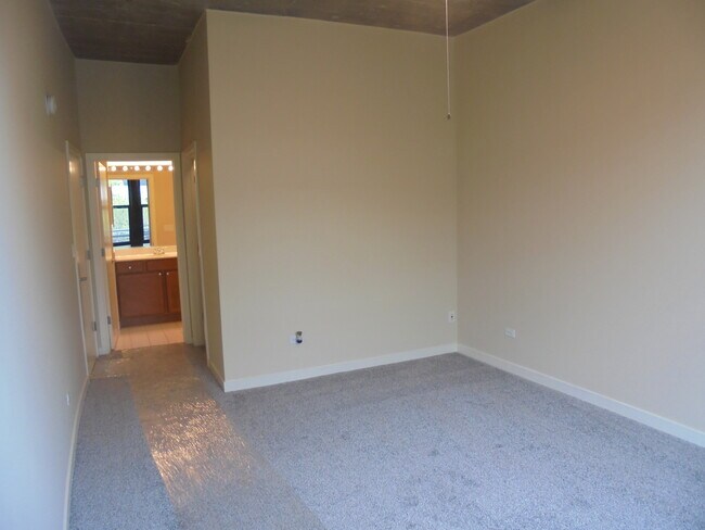 Building Photo - 1150 W 15th St