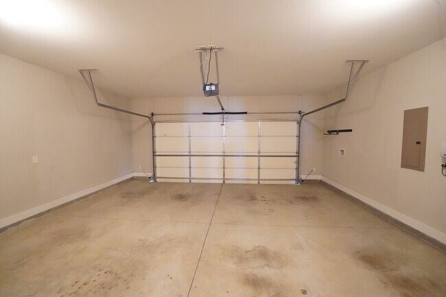 Building Photo - 165 Greyfield Cir