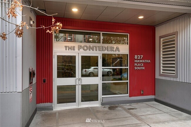 Building Photo - 827 Hiawatha Plz S