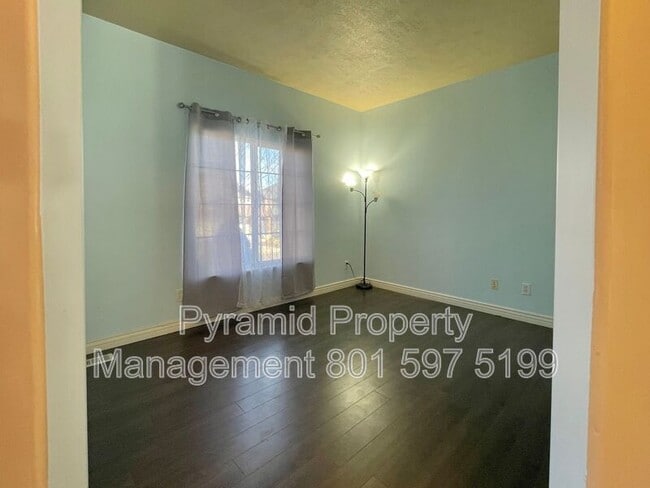 Building Photo - 2896 E Lookout Dr