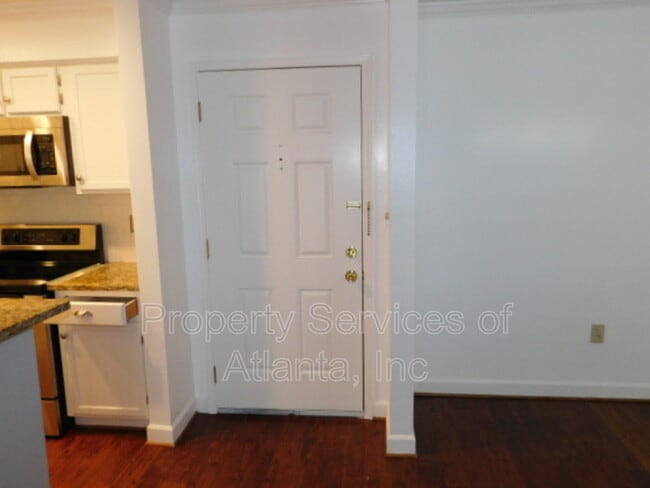 Building Photo - 4115 Pine Heights Dr NE