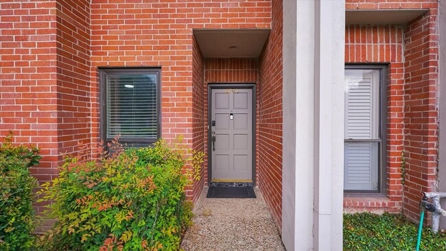 Building Photo - 2608 Bering Dr