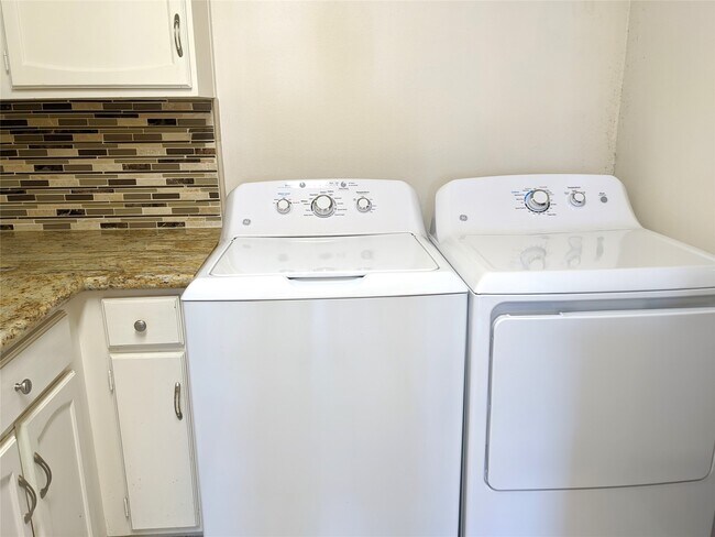 Building Photo - 361 N Post Oak Ln