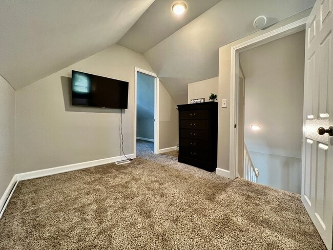 Building Photo - Beautiful 4 BDR Home - Near I-75
