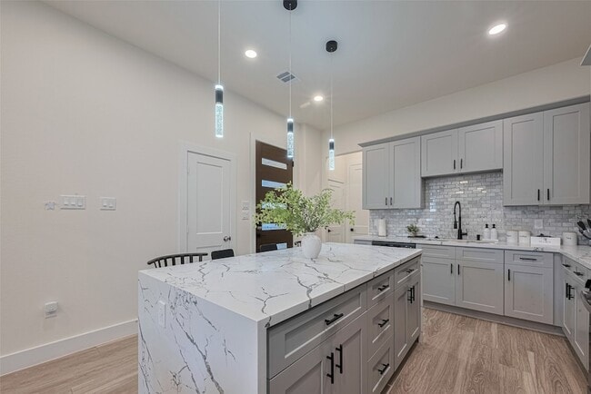 Building Photo - 2909 Nagle St