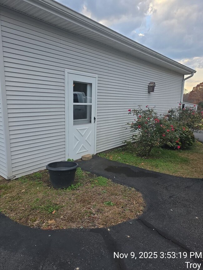 Building Photo - 912 Hunters Lodge Rd