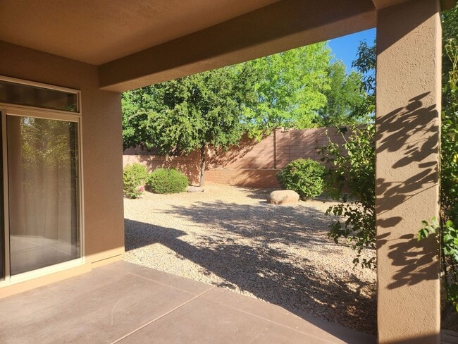 Building Photo - Sweet Coral Canyon 3/2 with garage and pri...