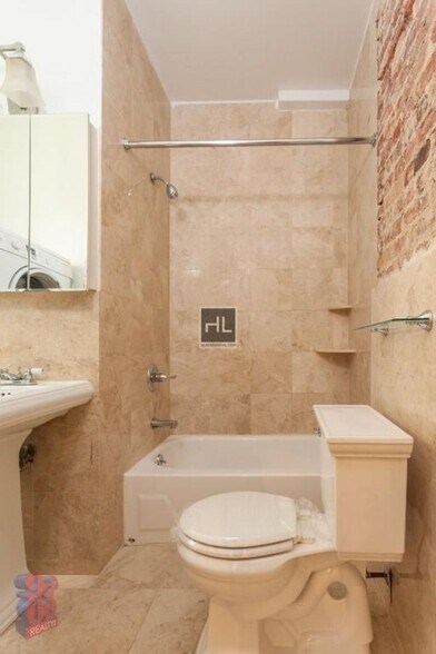 Building Photo - NO FEE One Bed in Soho! Won't Stay on the ...