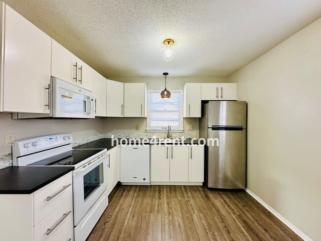 Building Photo - Brand New Flooring, Updated Kitchen/Bathro...