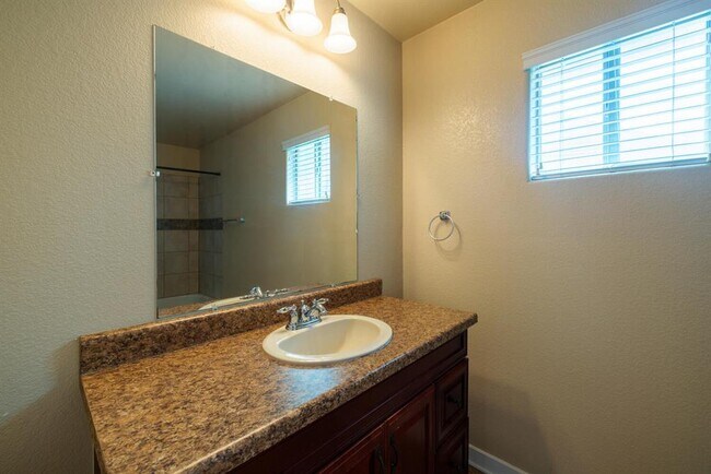 Building Photo - 2102 Laura Ct