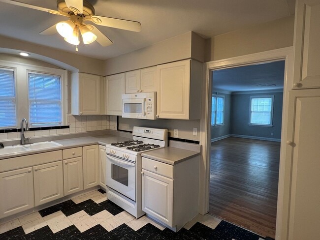 Building Photo - Updated 3+ Bedroom Brick Bungalow in Brentwood!