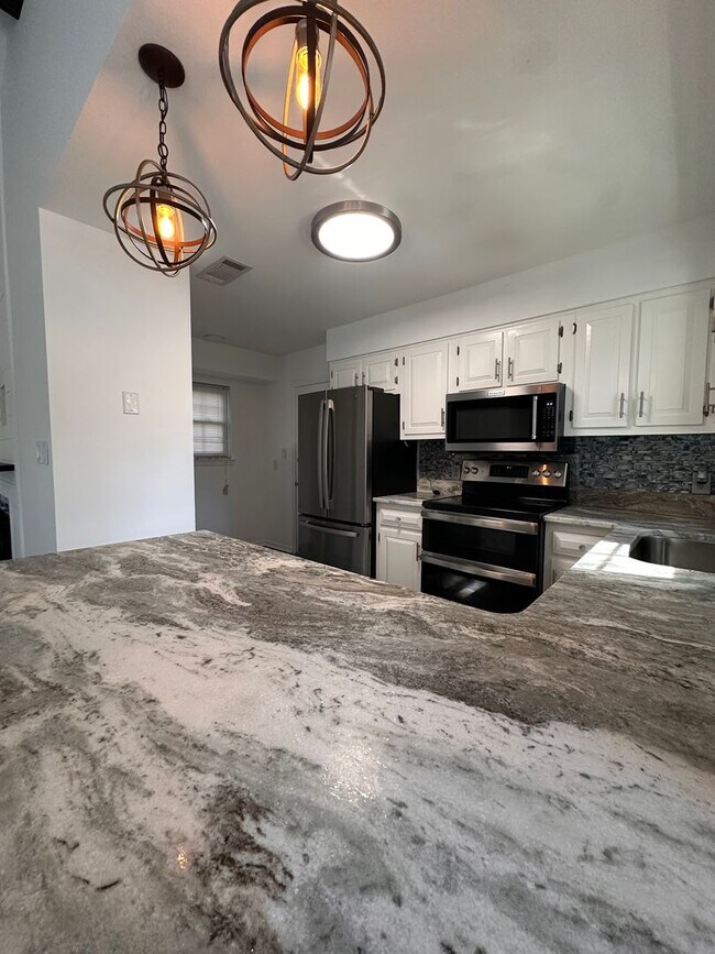 Building Photo - Newly Renovated 3 bedroom home in the heart of Miramar Beach!