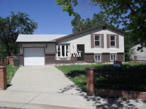 Building Photo - Tri-level with garage nr 6th and Laredo