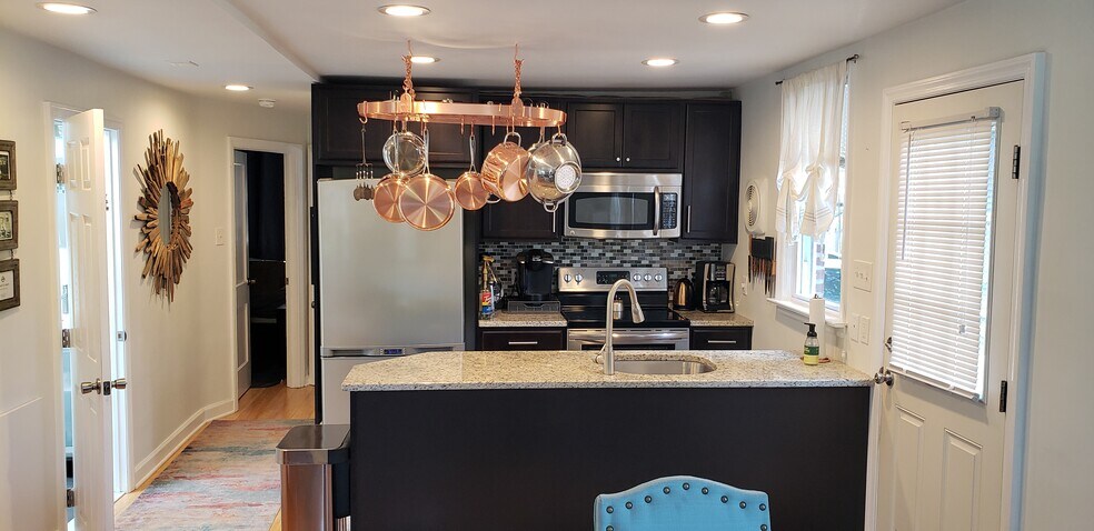 Building Photo - 278 Valley View Road