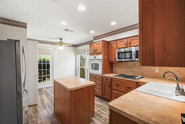 Building Photo - 1516 Beaconshire