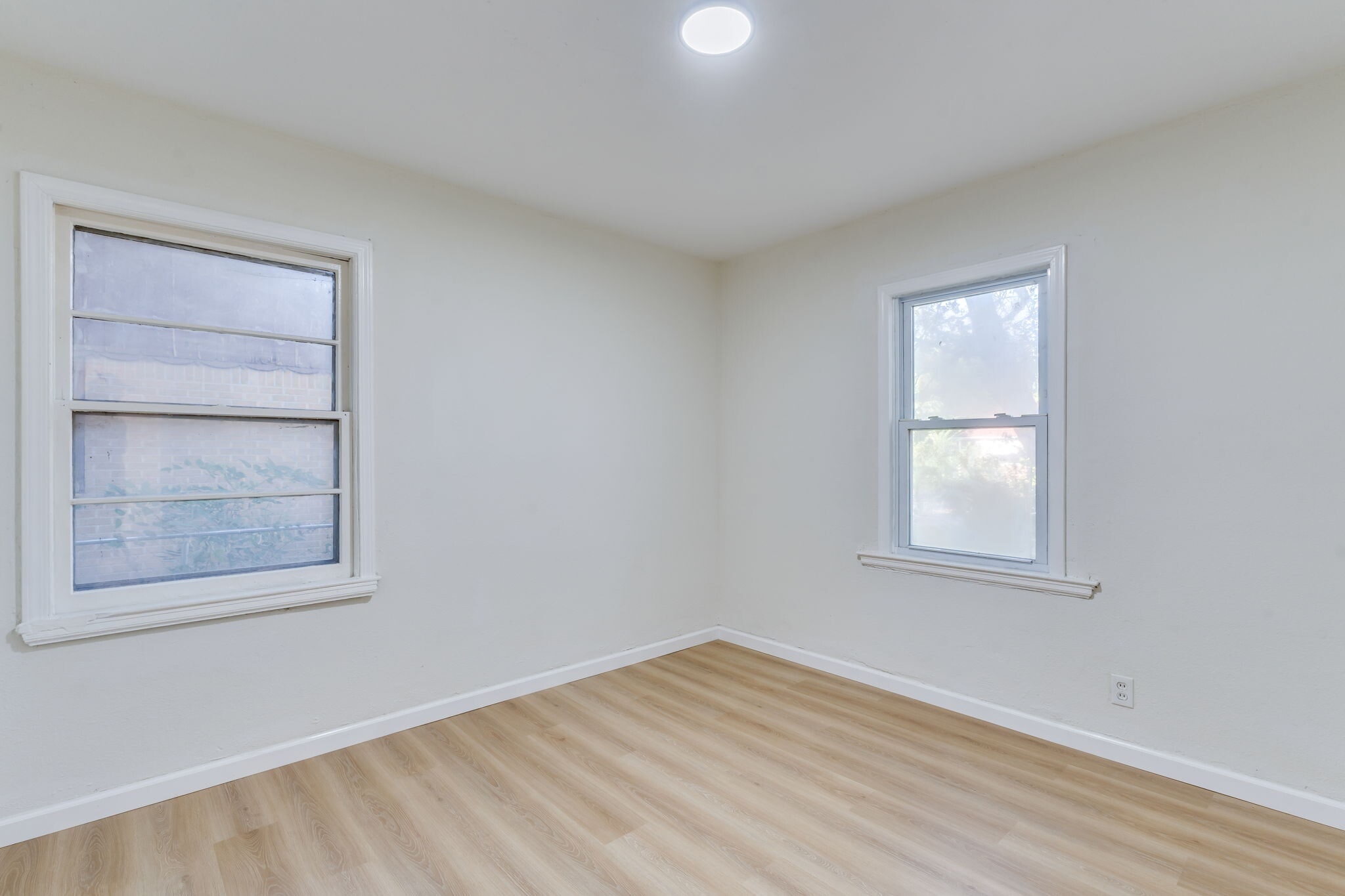 Building Photo - 1018 N Volutsia Ave