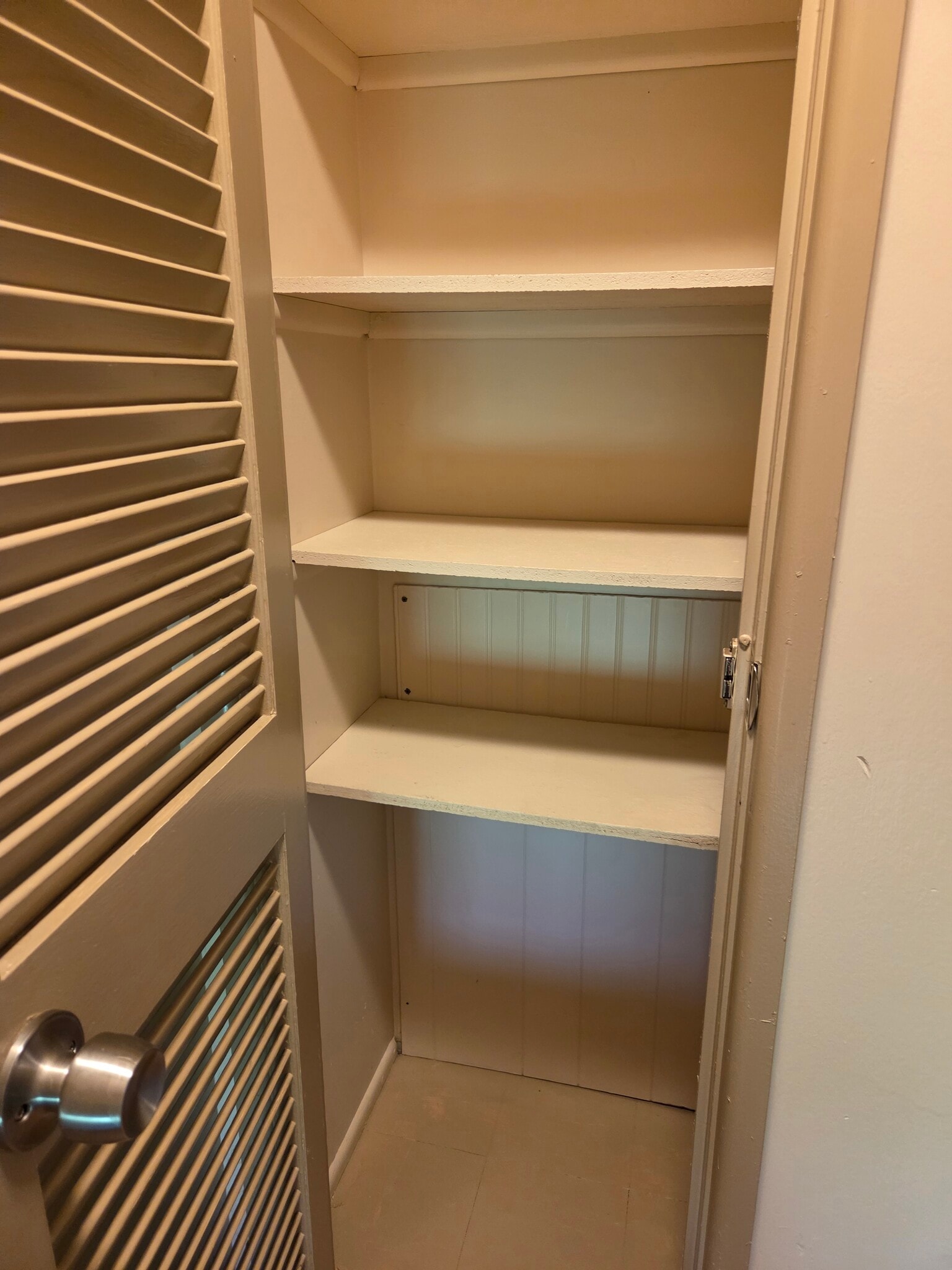 Linen closet next to bathroom. - 102 Stonecrest