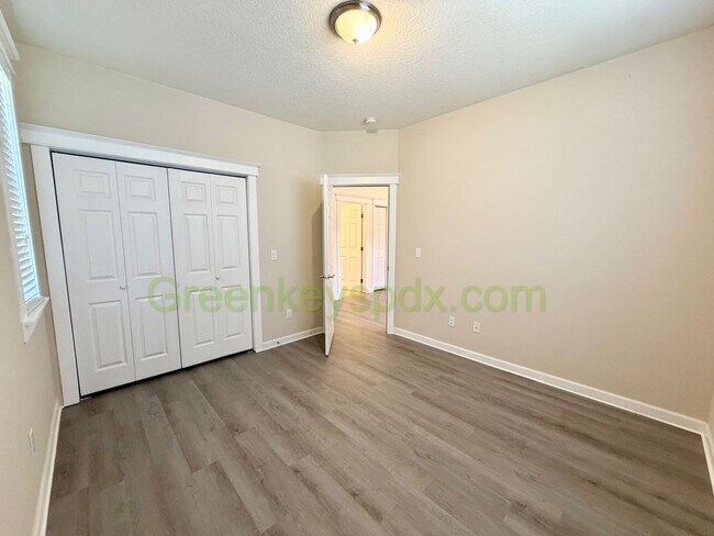 Building Photo - Gorgeous House in Upscale Neighborhood in Tigard, 5 Bedrooms plus Den/Office, 3.5 Bathrooms, Larg...
