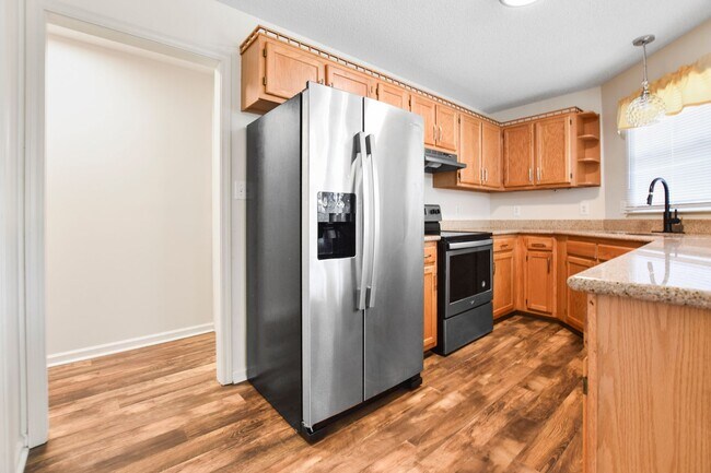 Building Photo - Three Bedroom in Sango!