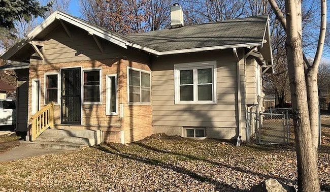 Building Photo - 2 Bedroom Home with Detached Garage, Fenced Yard + Pet Friendly!