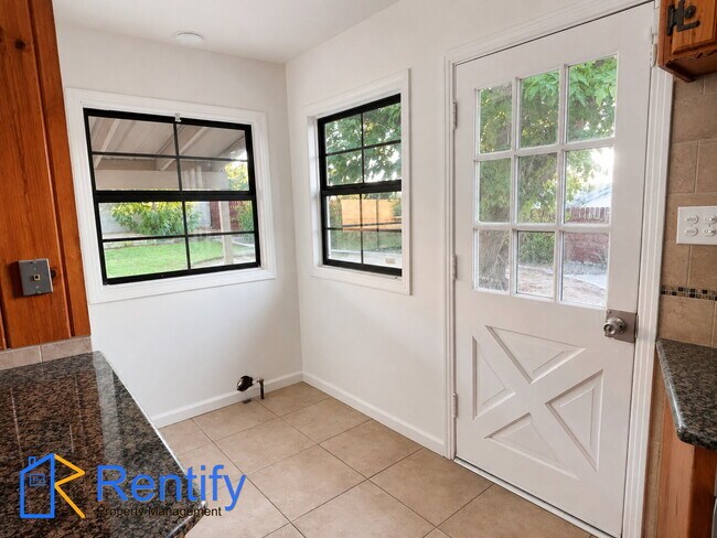 Building Photo - Charming 3bed/2bath Rustic Mid-Century Home