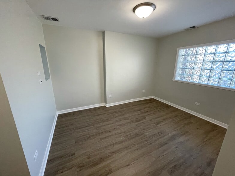 Building Photo - 2677 N Lincoln Ave