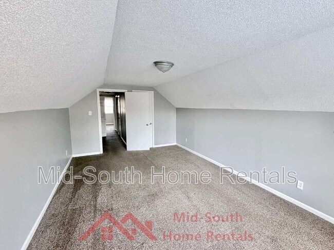 Building Photo - 1733 Gowan Dr