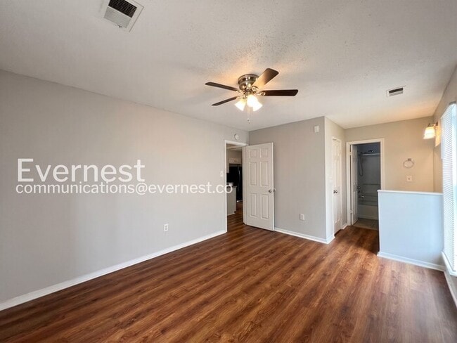 Building Photo - 3400 Laurelwood Dr