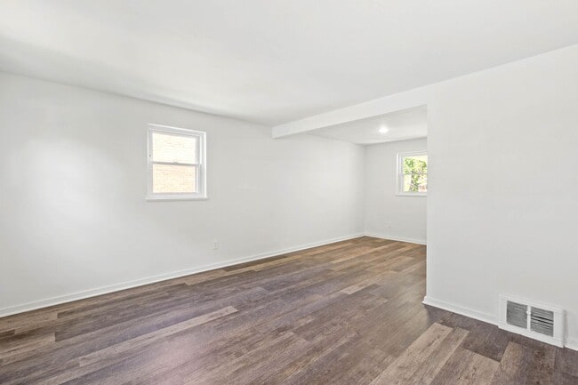 Building Photo - AVAILABLE OCT 1ST! DON'T MISS THIS RENOVAT...