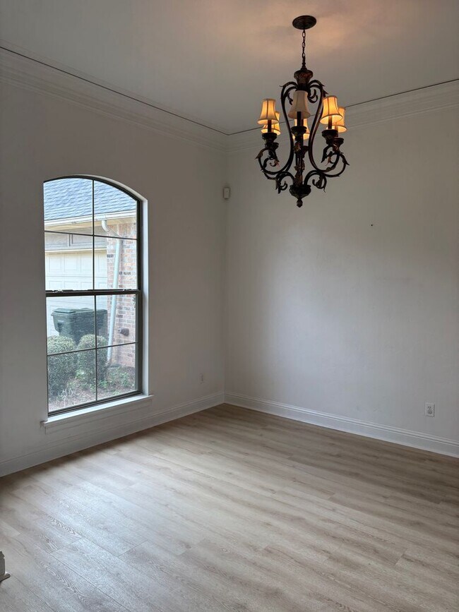 Building Photo - Great Gated Community Home