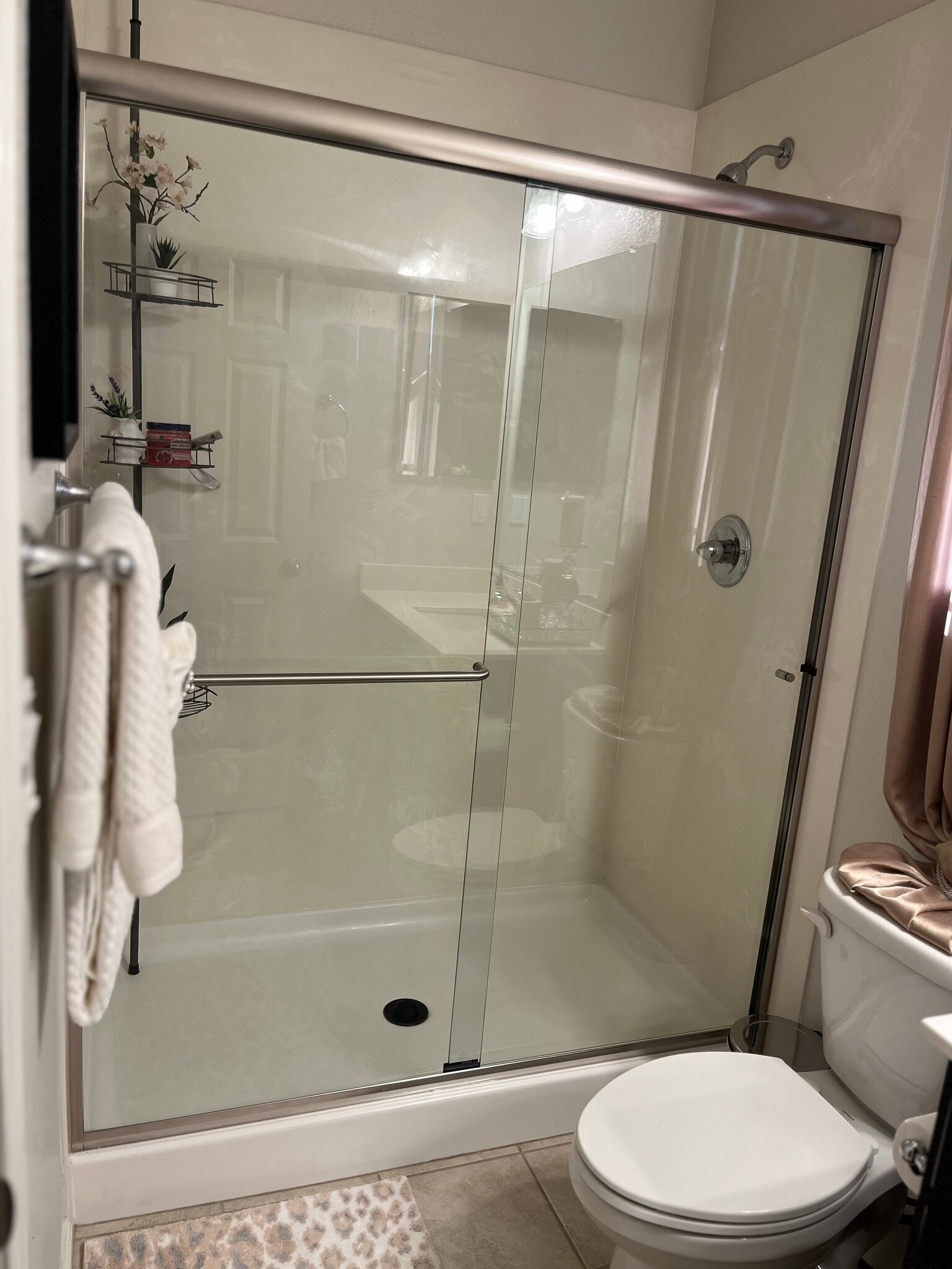 Building Photo - 1432 S Hart Dr