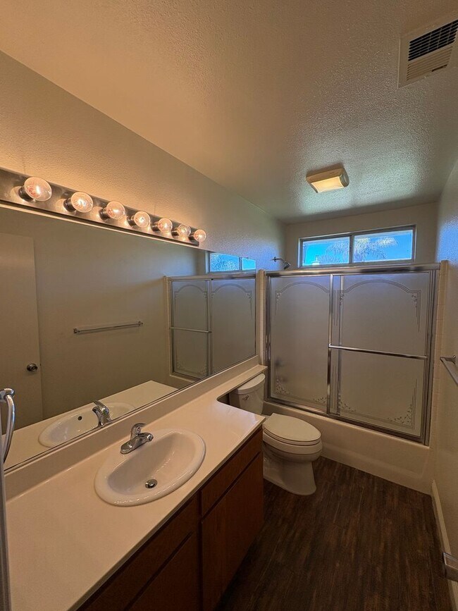 Building Photo - SE Visalia home Rent Ready!