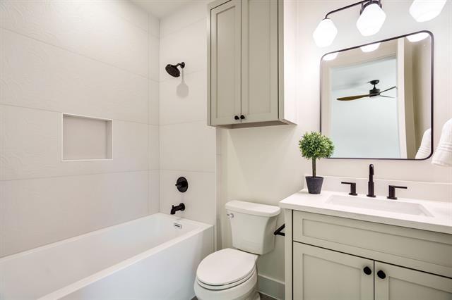 Building Photo - 5836 Kenwood Ave