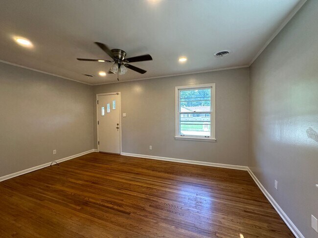 Building Photo - Gated Parking! Huge Backyard! Corner Lot! ...