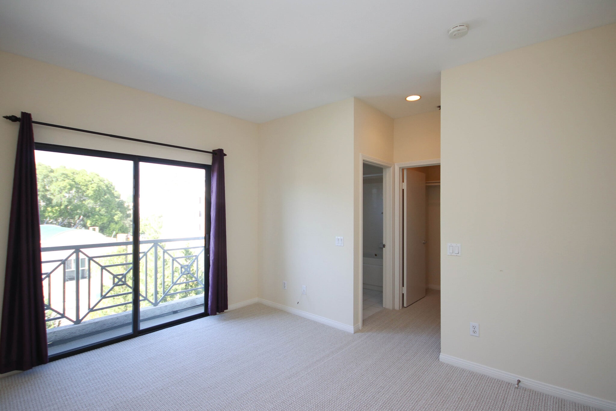 Building Photo - 111 S Oak Knoll Ave