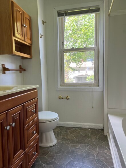 Building Photo - 234 River Dr